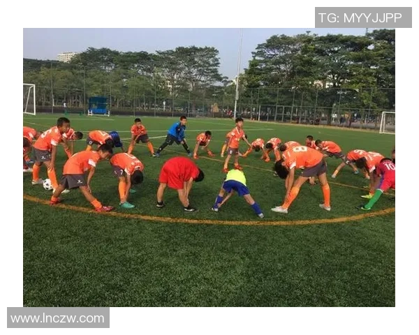 足球明星日常训练揭秘：如何通过科学训练提升竞技水平与身体素质